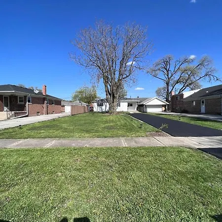 Modern 3Bed 2Bath Ranch With Diy Art Porch 3Tvs And Huge Front Yard To Enjoy! Villa Calumet City Exterior photo