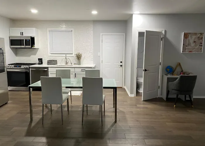 Modern 3Bed 2Bath Ranch With Diy Art Porch 3Tvs And Huge Front Yard To Enjoy!
