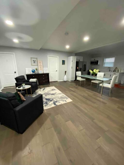 Modern 3bed 2bath Ranch With Diy Art Porch 3tvs And Huge Front Yard To Enjoy! Villa