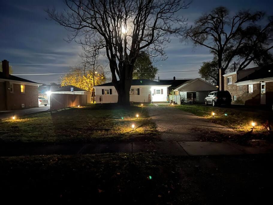Modern 3bed 2bath Ranch With Diy Art Porch 3tvs And Huge Front Yard To Enjoy! * Calumet City