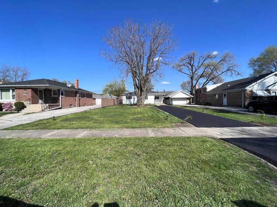 Modern 3bed 2bath Ranch With Diy Art Porch 3tvs And Huge Front Yard To Enjoy! Villa