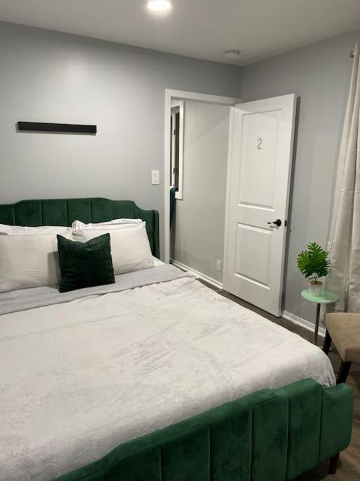 Modern 3bed 2bath Ranch With Diy Art Porch 3tvs And Huge Front Yard To Enjoy! *